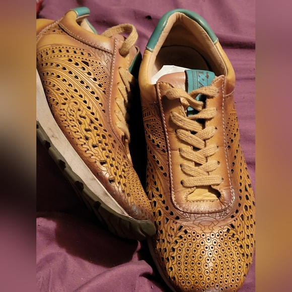 L'Artiste Joelle Women’s Golden Beige & Blue Tennis Shoe size 39/8.5 EUC - Picture 3 of 4